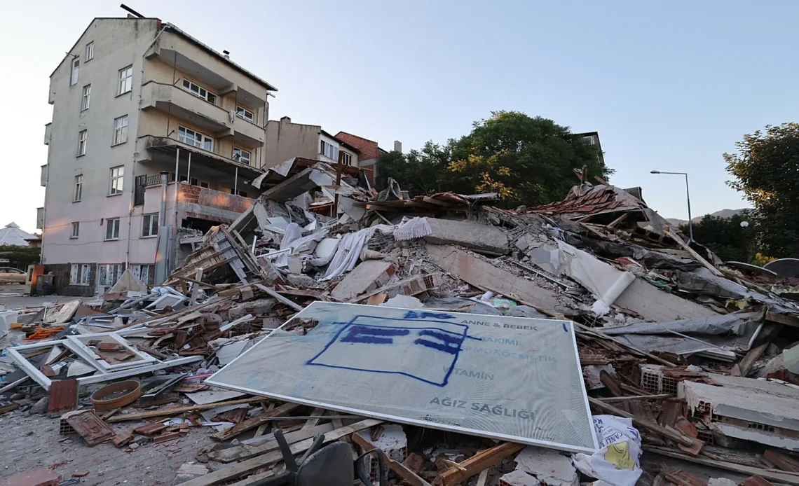 Un terremoto de magnitud 6,1 sacude el oeste de Turquía y provoca daños materiales