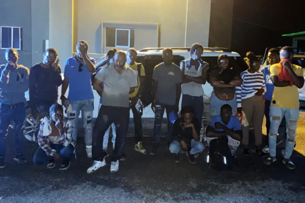 Capturan a 18 indocumentados que iban en yipeta en Villa Vásquez; conductor apresado