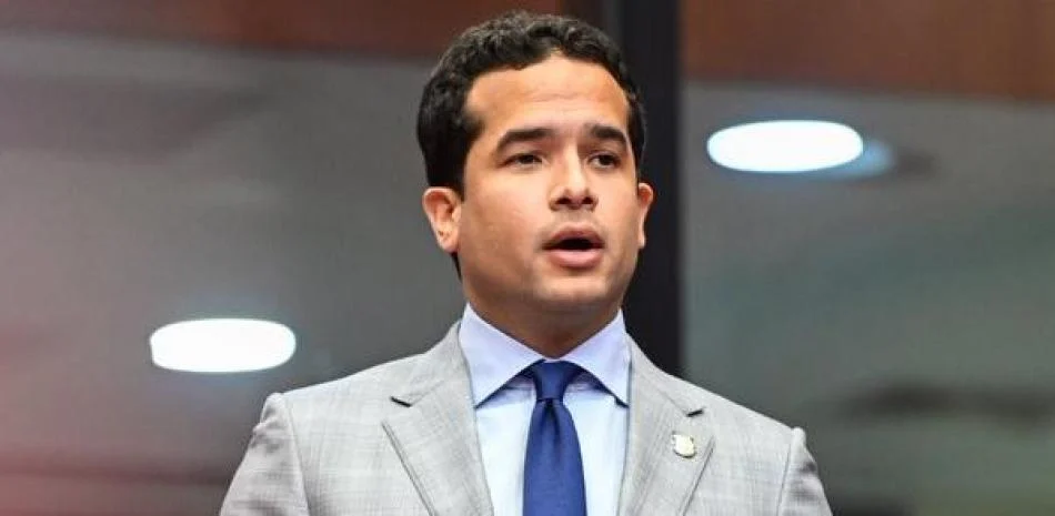 Omar Fernández pide suspensión de labores y cuidado de estudiantes por Tormenta Melissa