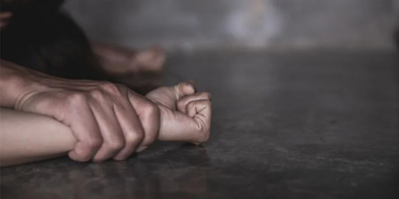 Adolescente se lanza de un cuarto piso para escapar de intento de abuso en Santo Domingo Oeste