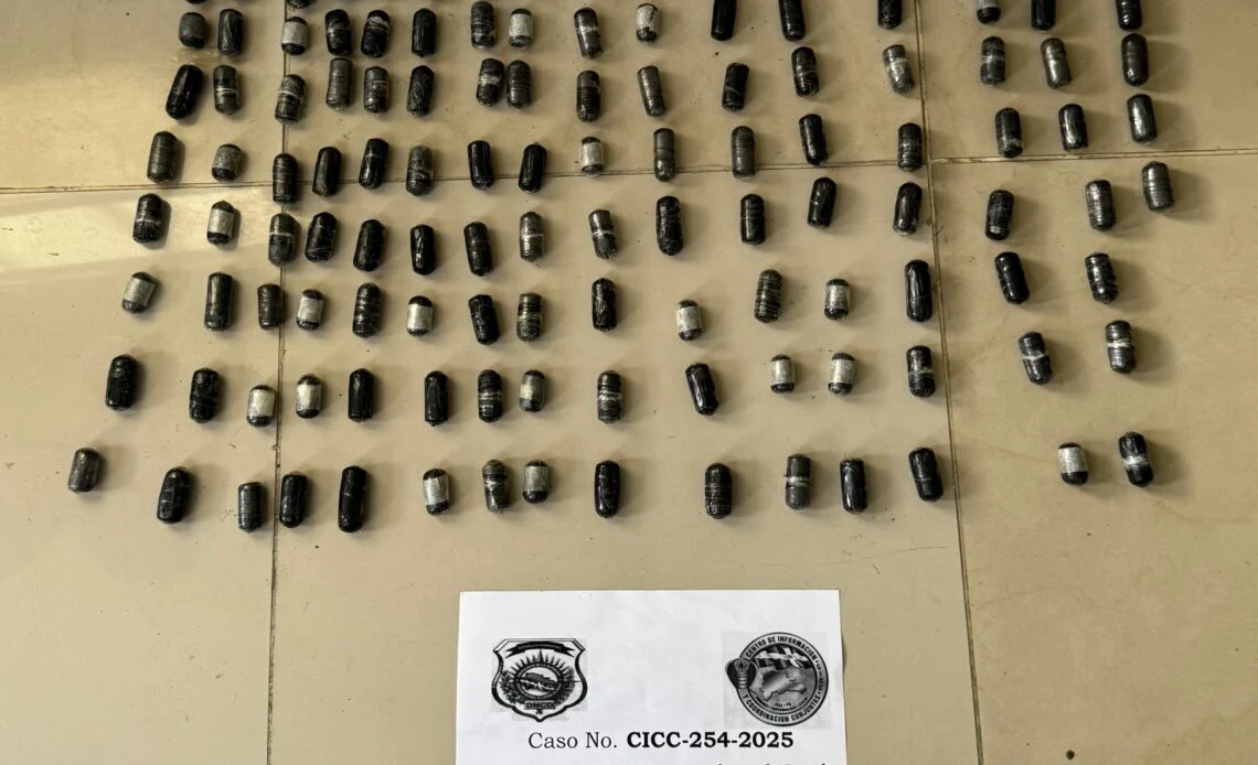 Atrapan en el AILA a un francés con el estómago lleno de bolistas de cocaína