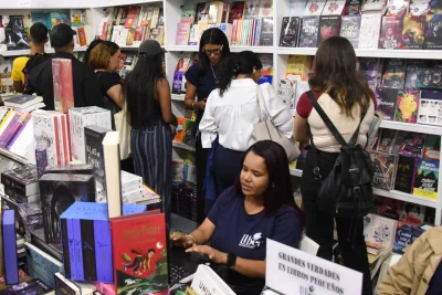 Últimos días de la Feria del Libro con ofertas, cine y teatro inspirados en libros