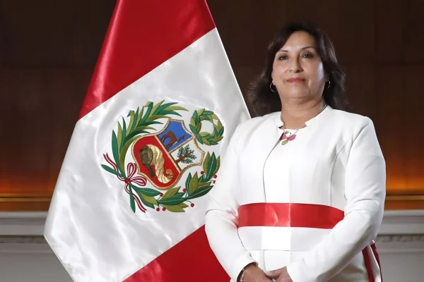 Destituyen a presidenta de Perú, Dina Boluarte