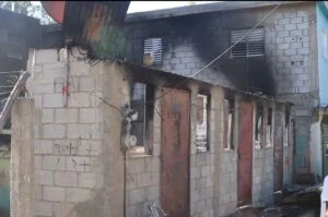 Incendio destruye viviendas en Pueblo Viejo de Azua; familias quedan a la intemperie