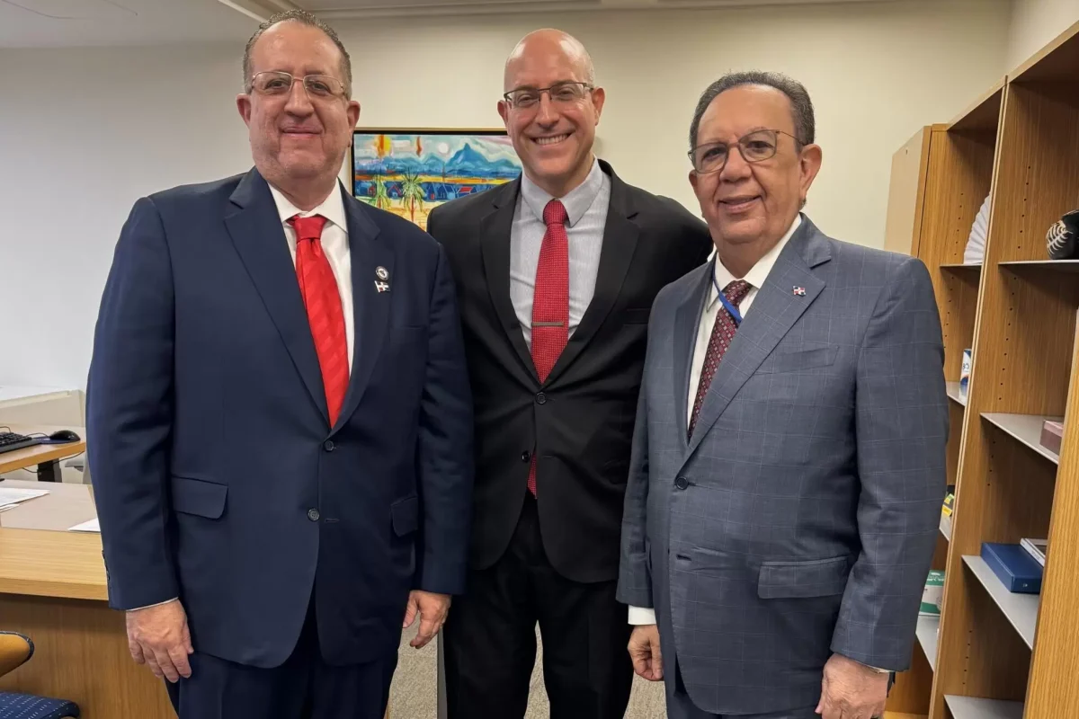 Héctor Valdez Albizu y Magín Díaz se reúnen con ejecutivo del FMI, André Roncaglia