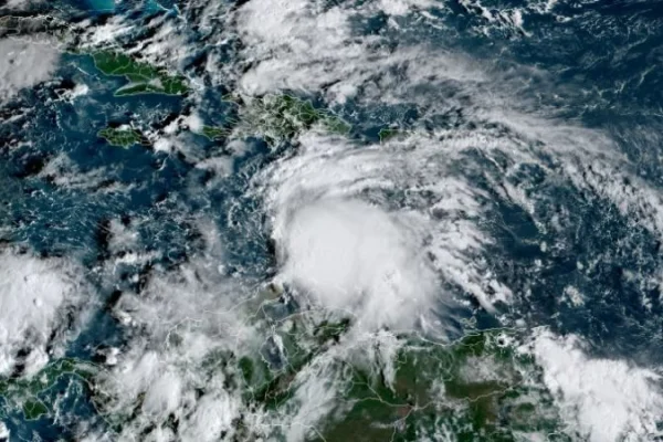 Melissa se ubica a 495 kilómetros al sur/sureste de Puerto Príncipe, con lento desplazamiento de 11 kmh