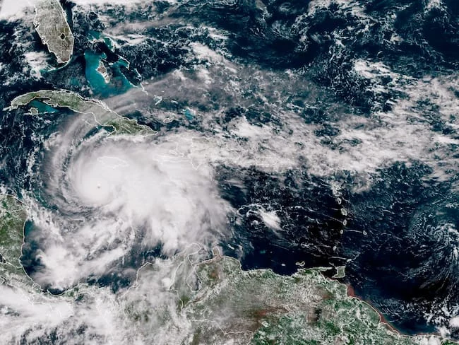 El huracán Melissa, de categoría 5, azota Jamaica con vientos y lluvias devastadores