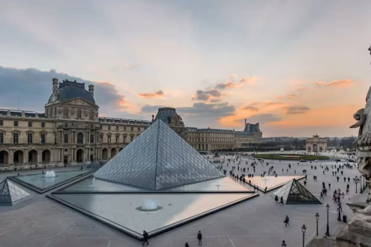 Dos arrestos por el impresionante robo de joyas en el Museo del Louvre