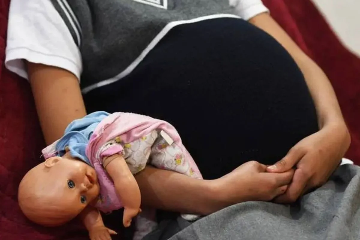 Adolescentes con hombres 30 años mayores: el pan de cada día