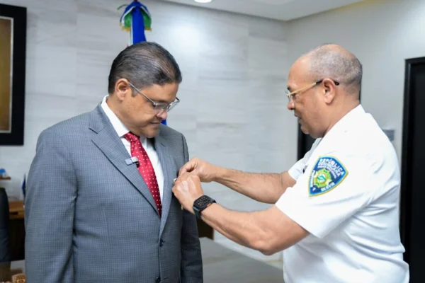 Juan Manuel Méndez recibe reconocimiento de la Policía por sus grandes aportes al país