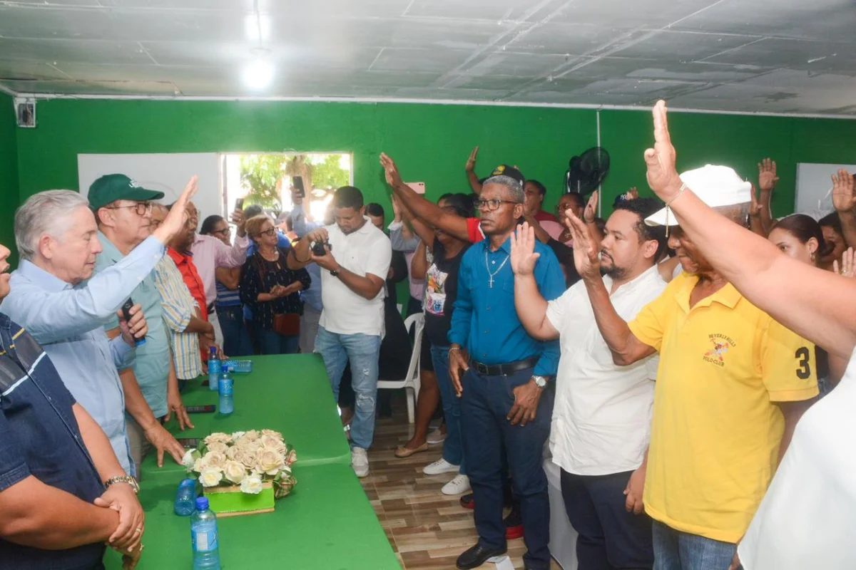 Freddy Pérez juramenta en la FP a dirigentes del PLD y PRM en Montecristi
