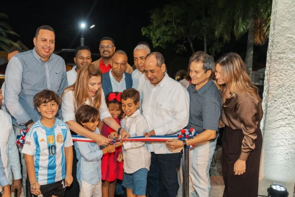 Carolina entrega el remozado parque La Glorieta en Arroyo Hondo