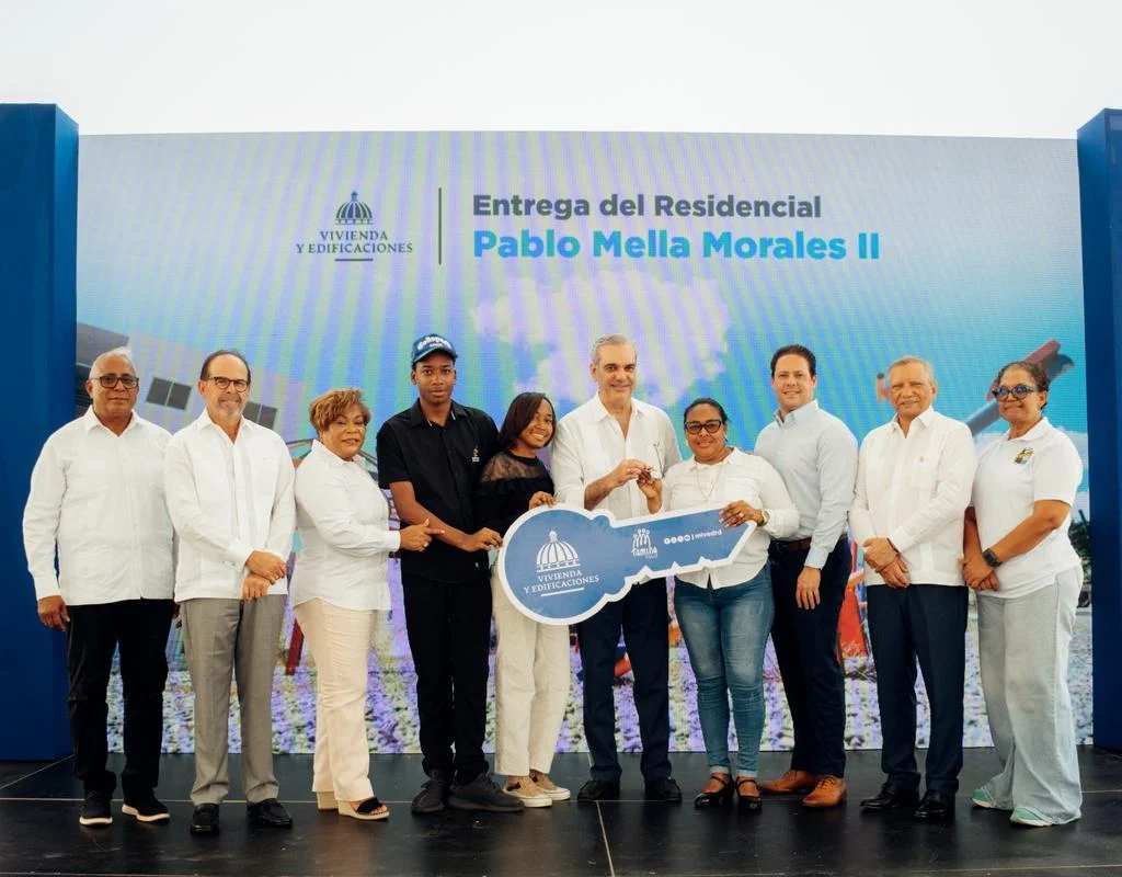 Abinader y Ministro Bonilla entregan 95 nuevas viviendas en Pedro Brand