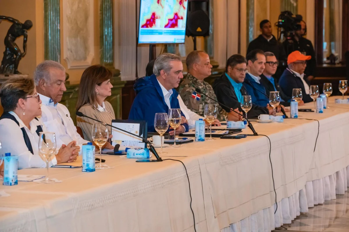 Abinader mantiene suspensiones de laborales y de docencia este jueves para provincias en alerta roja