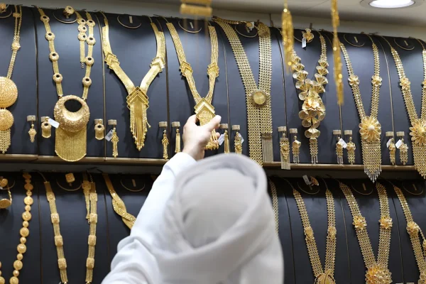 El oro cae un 3,80 % y el precio de la onza se sitúa por debajo de los 4.200 dólares