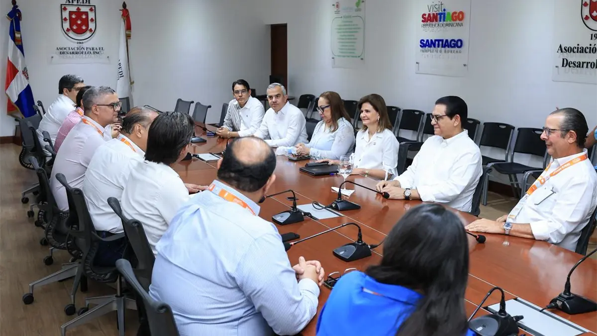 Raquel Peña visita Expo Cibao para apoyar emprendedores locales