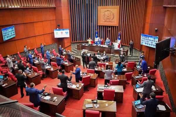 Senadores aprueban en segunda lectura el proyecto de reforma laboral