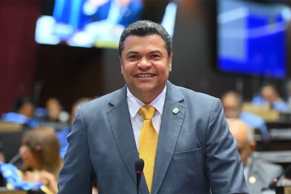 Tobías Crespo somete proyecto para crear la Superintendencia de Condominios