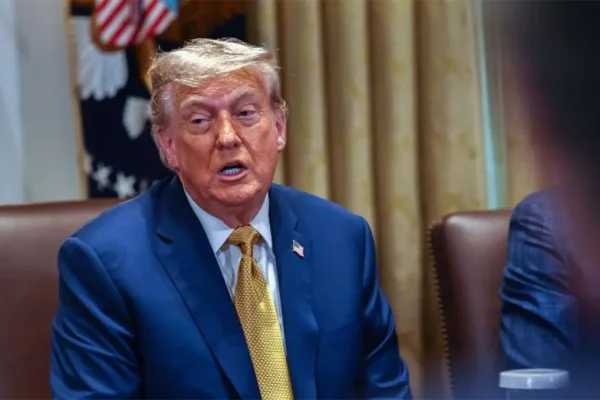 Trump dice hay una oportunidad de firmar la paz con Irán, pero primero hay que «resolver» Rusia