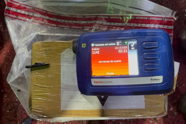 DNCD incauta 85 paquetes de presunta cocaína escondidos en techo de camión en Pedro Brand