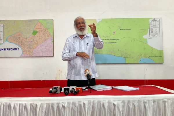 Juan Hubieres denuncia Hospital Ángel Contreras en Monte Plata opera a oscuras