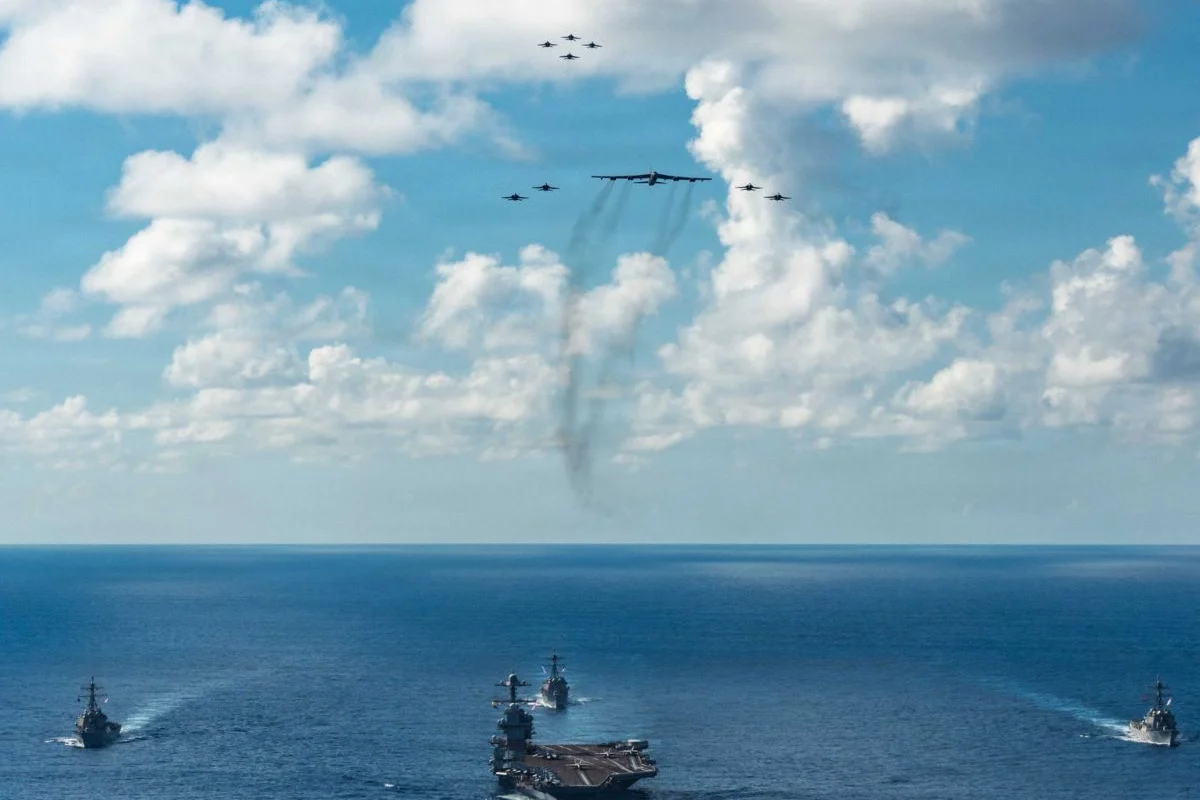 EE.UU. divulga primeras imágenes del USS Gerald R. Ford y un B-52 en su operación antinarcótica en el Caribe