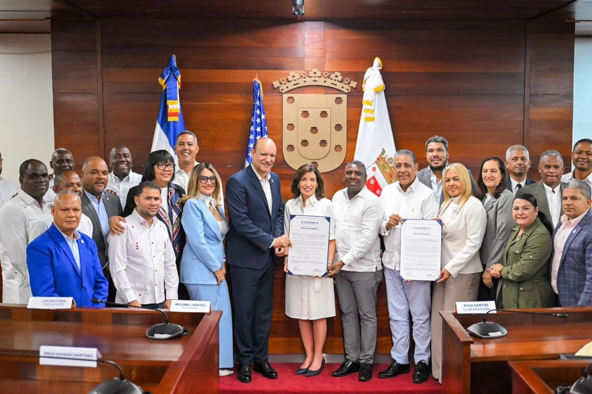 Santiago tira la alfombra roja: alcaldía entrega Llave de la Ciudad a la gobernadora de Nueva York y declara “Hijo Distinguido” a Adriano Espaillat