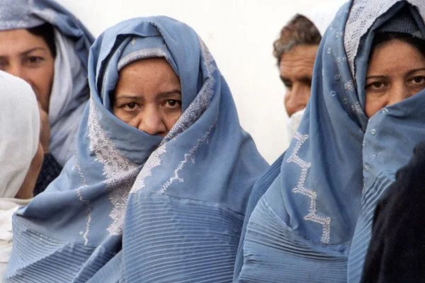 Segregación femenina en Afganistán impulsa el resurgimiento del bacha bazi, una práctica que involucra explotación infantil
