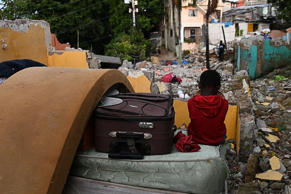 Familias denuncian abusos y bajas indemnizaciones durante desalojo por ampliación de la República de Colombia