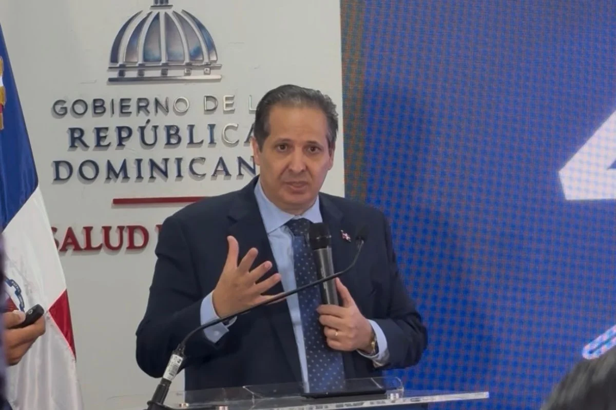 Ministro de Salud Víctor Atallah anuncia disponibilidad de 300 mil dosis de vacuna contra la influenza en todo el país