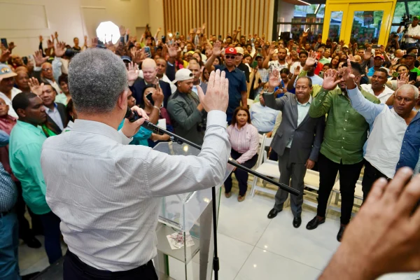 Leonel juramenta al exdiputado Ramón Santana y a dirigentes del PRM en Azua