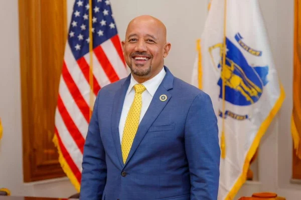 Brian De Peña es reelegido como alcalde de Lawrence