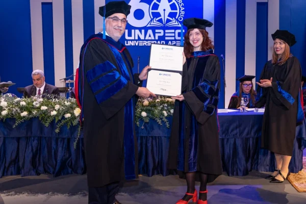 Irene Vallejo exhorta a las universidades liderar una «revolución de la lectura» para enfrentar la desinformación