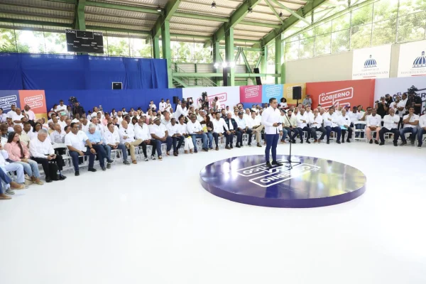 Abinader anuncia soluciones a problemas de alcantarillado, agua potable y electricidad en Higüey