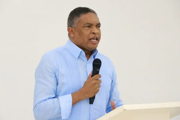 Exsenador Yván Lorenzo cuestiona subida presupuestaria en hospital del Nordeste