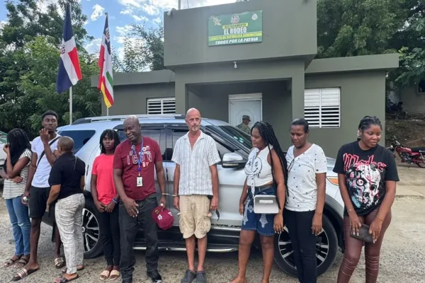 Ejército detiene a canadiense por transportar haitianos indocumentados; le ocupan 84,000 pesos