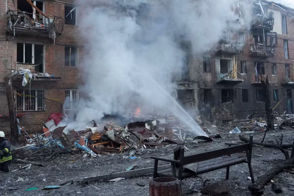 Nuevos bombardeos rusos en Ucrania provocan 19 muertos y dañan infraestructura energética