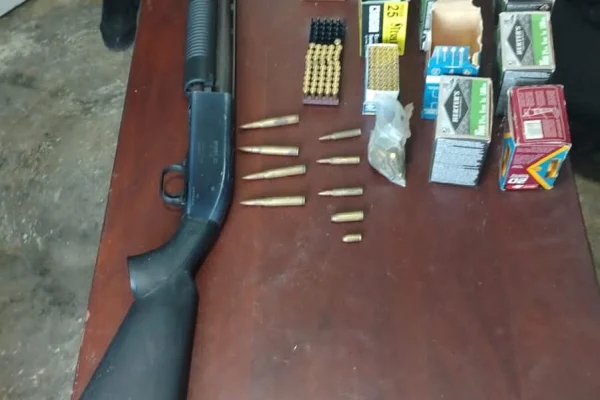 Policía ocupa escopeta y más de 400 municiones durante allanamiento en Maizal
