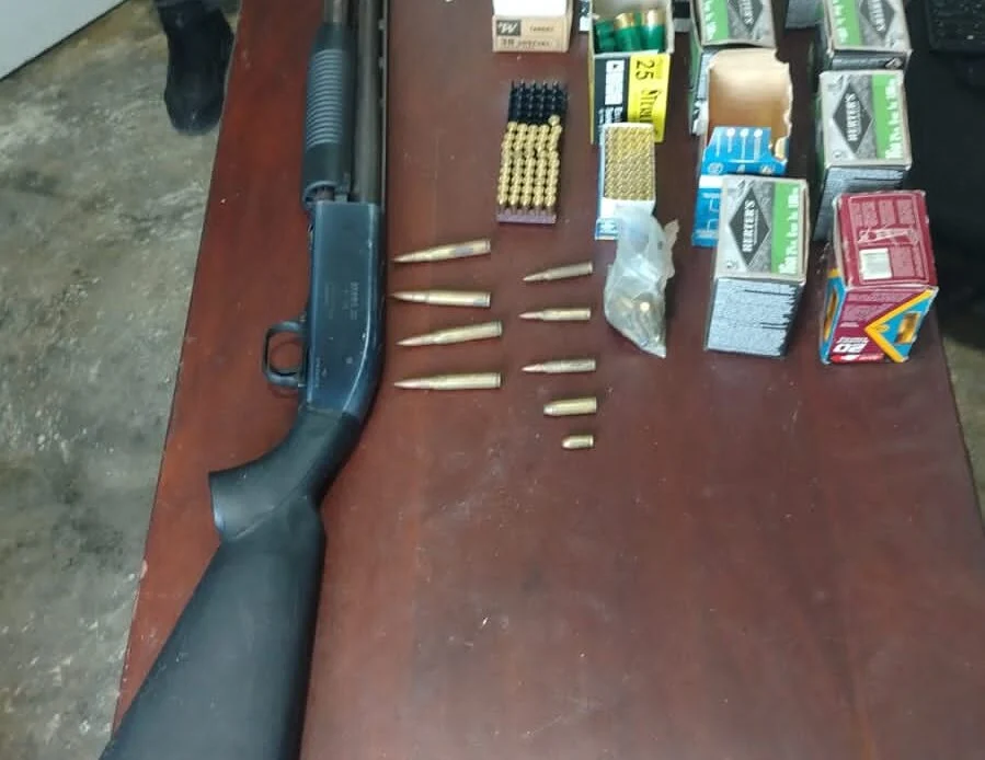 Policía ocupa escopeta y más de 400 municiones durante allanamiento en Maizal