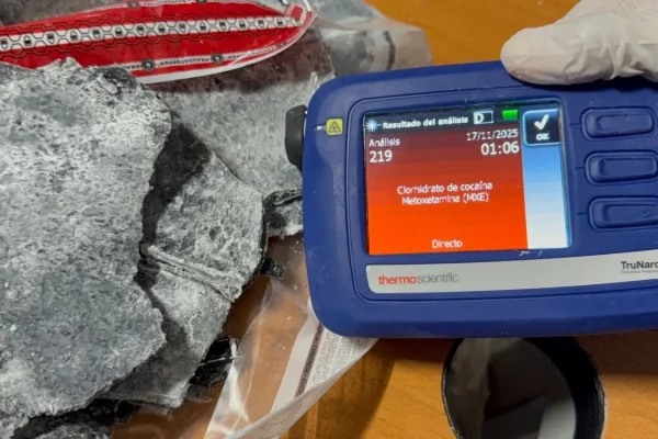 Detienen a extranjera en el AILA con cuatro paquetes de cocaína