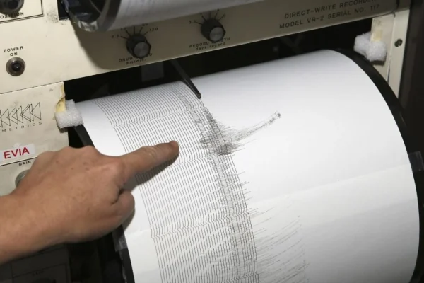 Al menos cinco muertos y más de 60 heridos por un terremoto de magnitud 5,5 en Bangladés