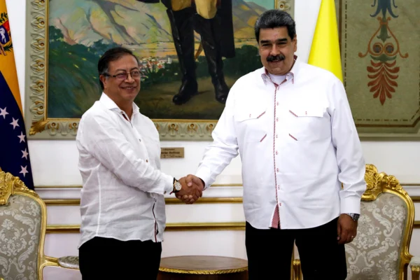 Petro llama dictador a Maduro «por concentrar poderes”