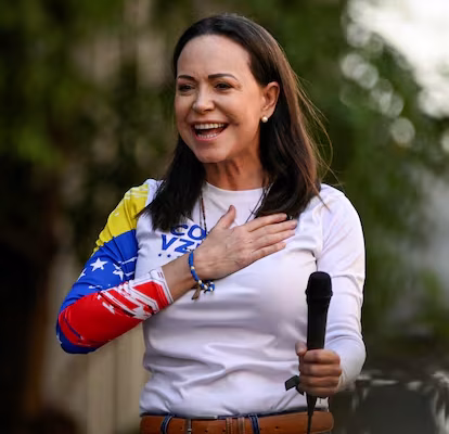 Hija de María Corina Machado recibe el Premio Nobel de la Paz en nombre de su madre