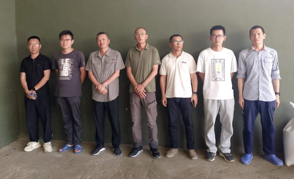 Soldados del Ejército sorprenden a 7 chinos sin documentos dentro de una yipeta en Montecristi