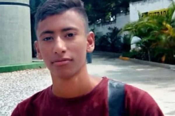 Adolescente es condenado a 6 años de cárcel por llevar ropa de opositor en Venezuela