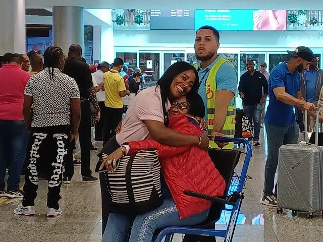 El AILA se llena de fiesta y alegría con la llegada de dominicanos en el exterior