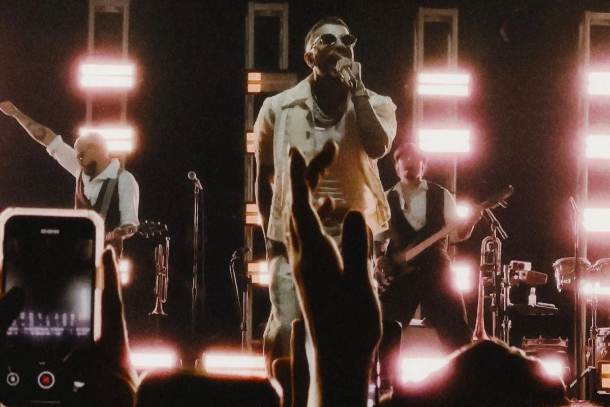 Rauw Alejandro le rinde tributo a la bachata y prende el Parque Eugenio María de Hostos de punta a punta