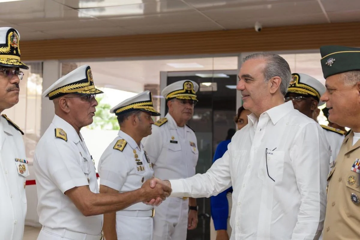 Abinader resalta papel clave de la Armada en decomisos de drogas durante almuerzo navideño