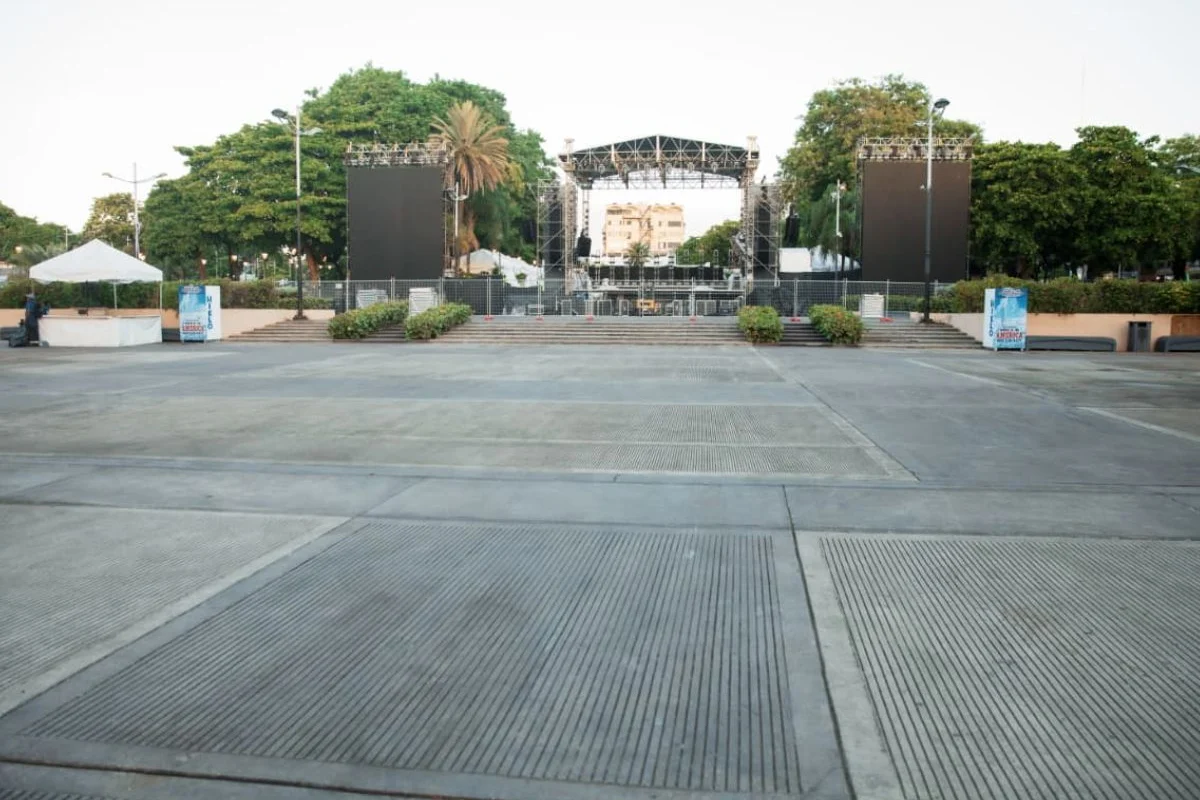 Parque Eugenio María de Hostos amaneció limpiecito tras concierto de Rauw Alejandro