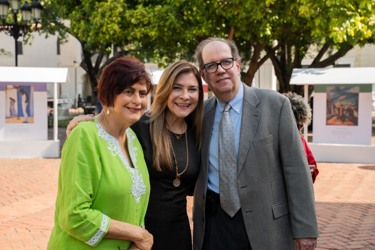 INICIA y la Alcaldía del DN inauguran exhibición del libro “Retrato de Mujer” en el Parque Colón